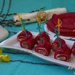 Закуска из свекольных блинчиков с сельдью