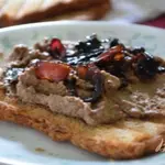 Куриный паштет с бальзамическим луком.