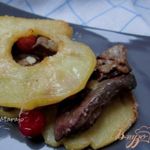 Куриная печень с яблоками и клюквой