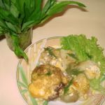 Картофель с куриными бедрышками, запеченный в духовке.