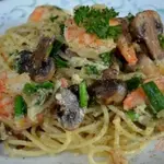Спагетти с креветками и грибами