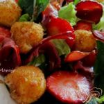 Салат с жаренной моцареллой и клубникой