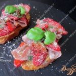 Теплые тосты с клубникой и сухой ветчиной