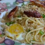 Спагетти с беконом и яйцом