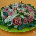 Салат с рисом, курицей и цветными блинчиками