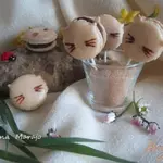 Макарон с начинкой из молочного шоколада