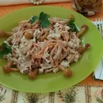 Салат с курицей и маринованными опятами