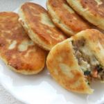 Пирожки из творожного теста с сыром, мясом и грибами