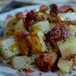 Теплый салат с беконом и луком пореем
