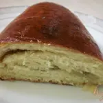Рулет с бананами в карамели