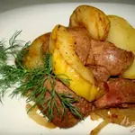 Печень с яблоками и луком