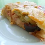 Вкусная пицца с колбасой