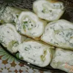Блинные рулетики с творогом и зеленью