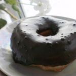 Пончики с шоколадной глазурью