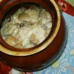 Мясо с шампиньонами и картофелем в горшочках
