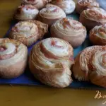 Слоёные завитушки с беконом и сыром