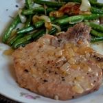 Свиные отбивные с пивом и беконом