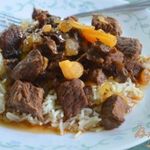 Тушеная говядина с сухофруктами и миндалем