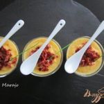 Овощной пикантный крем с чипсами из ветчины