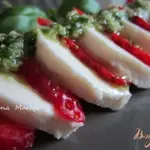 Салат с моцареллой и клубникой