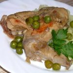 Курица, тушеная в мартини с зеленым горошком