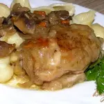 Курица, тушеная с грибами в белом вине