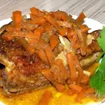 Пряная курица, тушеная в пиве