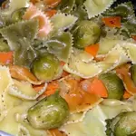 Фарфалле триколор с брюссельской капустой