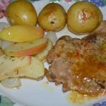 Свиные отбивные с яблоками и луком