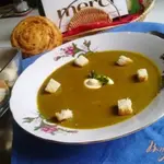 Суп-пюре из чечевицы с крутонами.
