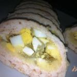 Куриный рулет с яйцом и карамелизированным луком