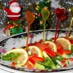 Закусочные рулетики из лосося с овощами