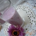 Йогуртовый напиток с ягодами и овсом