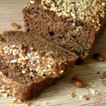 Шоколадный хлеб с черносливом и миндалем