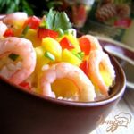 Салат с рисом, манго и креветками