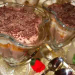 Десерт из печенья с фруктами и двойным кремом
