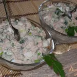 Весенний салат с тунцом, огурцами и яйцом