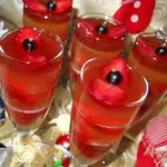 Желе из шампанского с клубникой