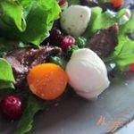Салат с гусиными сердечками и клюквой
