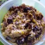 Соус из лук-порея с черносливом для свиных медальонов.