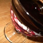 Десерт из птичьего молока с вишнями под шоколадным соусом