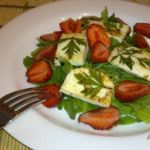 Салат из клубники с жареным сыром