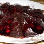 Шоколадные блины с ягодным соусом