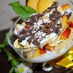 Десерт из йогурта с персиками