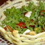 Салат с рукколой, моцареллой, помидорами-черри в корзиночке