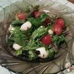 Салат из помидоров с руколой, моцареллой и анчоусами