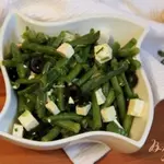 Салат из спаржевой фасоли, брынзы и маслин