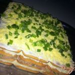 Торт-салат с крекерами и тунцом