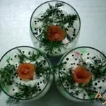 Веррины с авокадо, огурцом, зелёным луком и копчёным лососем
