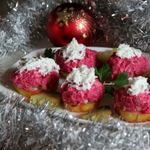 Новогодняя мини-закуска Сельдь под шубкой на картофеле